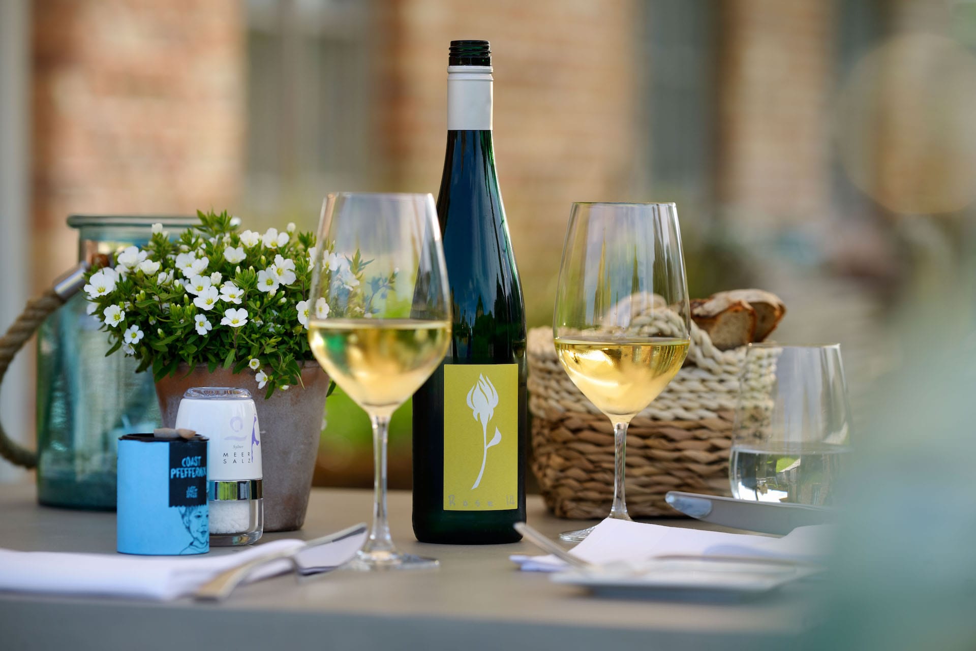 Weingläser und weinflasche auf tisch im restaurant coast sylt in rantum weinbar sylt
