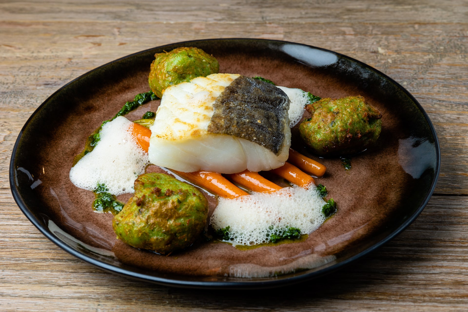Restaurant Coast Fischgericht Kabeljaufilet mit Estragon-Kartoffelkrapfen und Vanille-Möhren