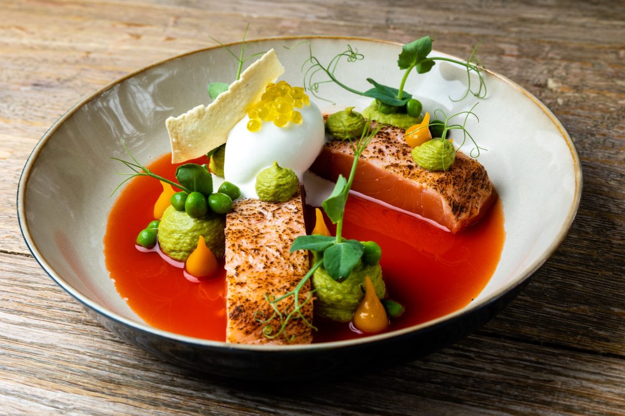 Restaurant Coast Vorspeise Geflämmter Nordseelachs mit Paprika, Erbse und Olivenöleis