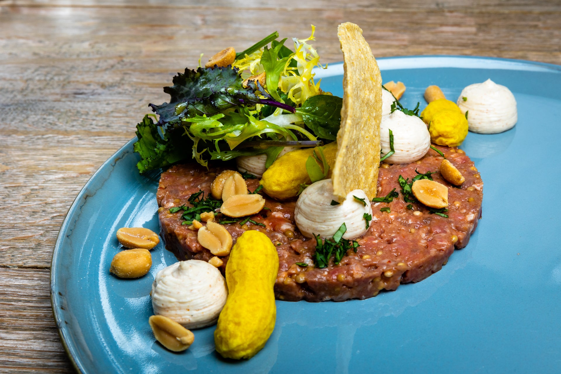 Restaurant Coast Vorspeise Tatar vom Rind mit Mais, Erdnuss, Koriander und Jalapeños