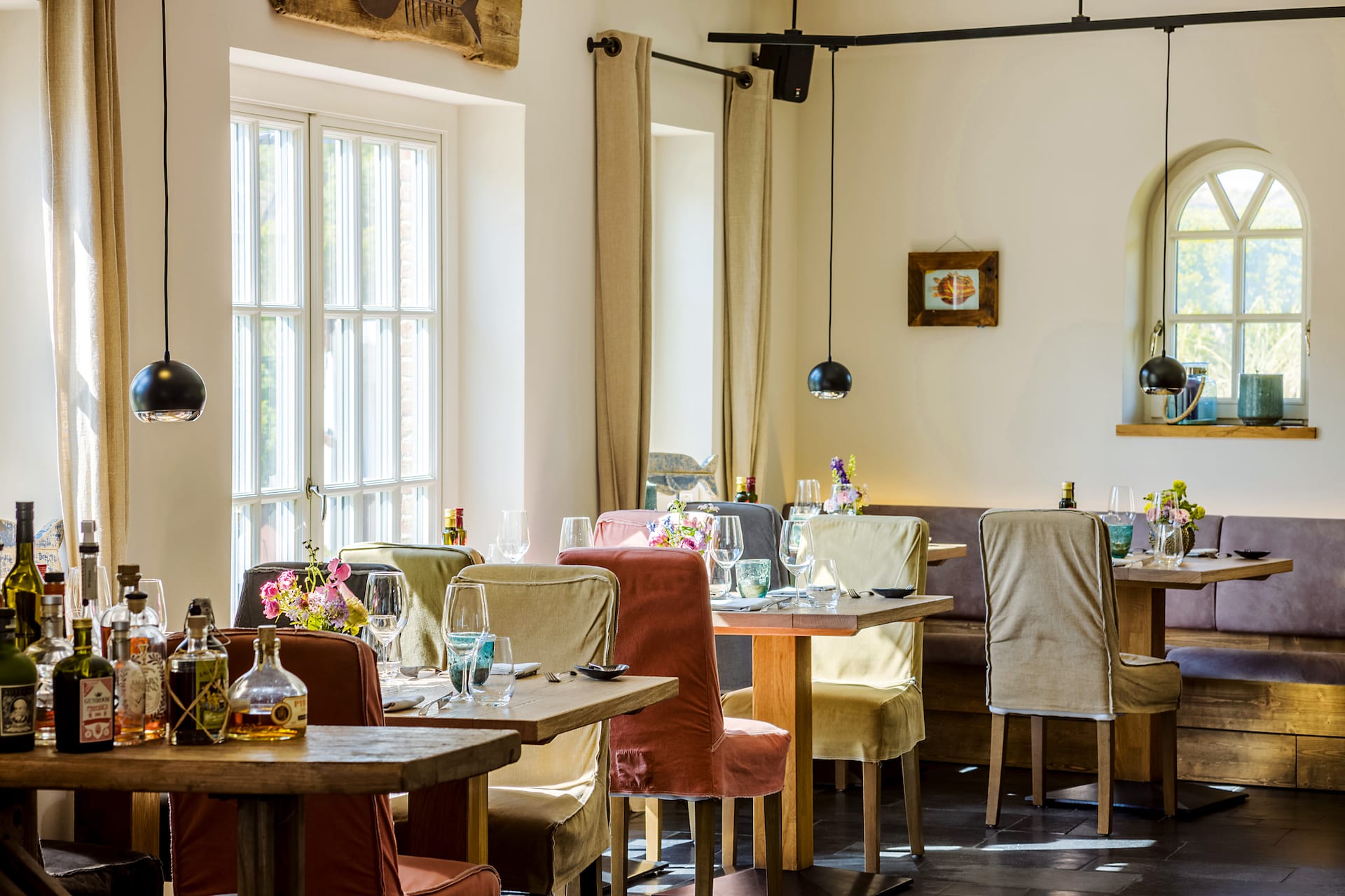 gedeckte tische, stühle und maritime deko im coast restaurant sylt