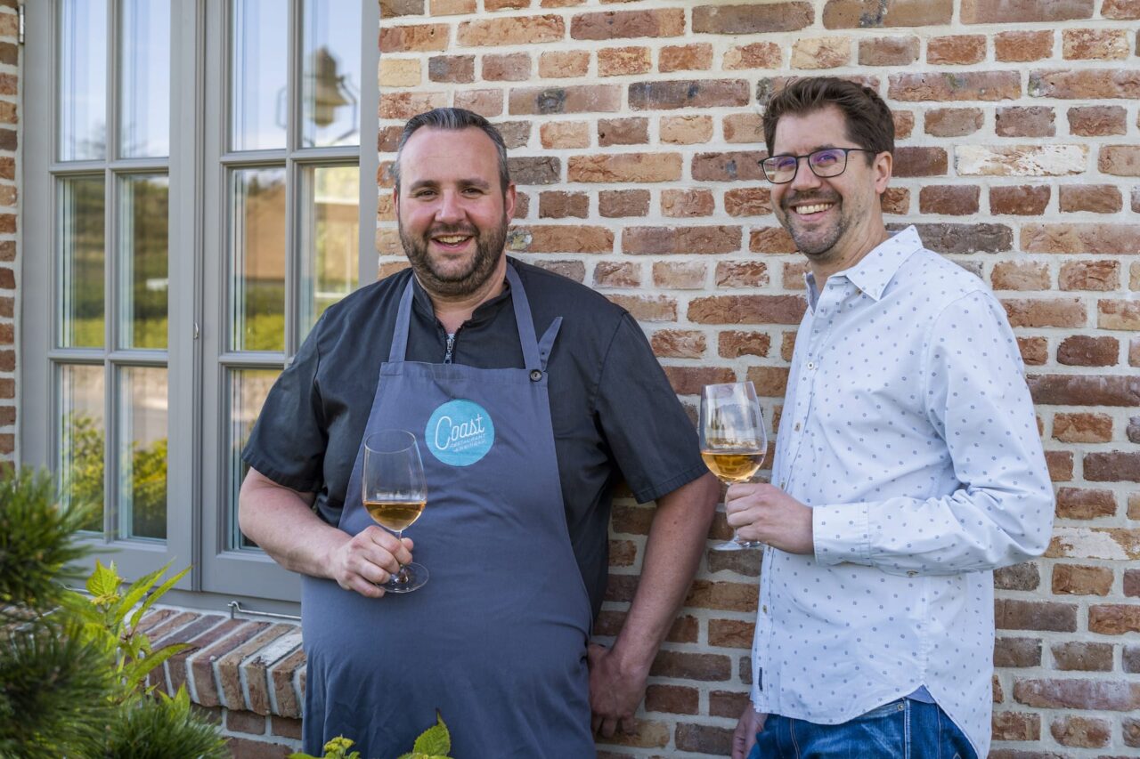 koch tobias evers und geschäftsfüher jan hendrik rose vor dem coast restaurant mit meerblick sylt