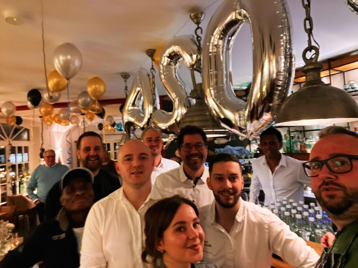 jan hendrik rose tobias evers und weitere servicekräfte im restaurant coast rantum silvester auf sylt restaurant silvestermenü